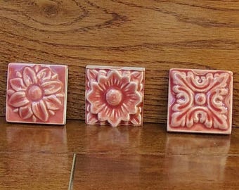 Azulejos de inserción en relieve de 2x2, color rosa fucsia, nuevos de stock antiguo (NOS), disponibles en 3 diseños.