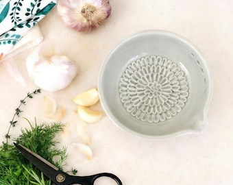 Rallador de ajo de cerámica hecho a mano, plato para deshierbar hierbas con pico vertedor