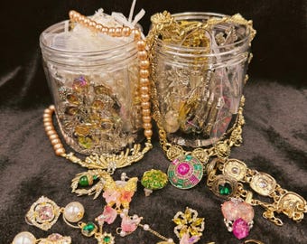 Tarro de joyería vintage, bolsa sorpresa de bisutería ecléctica, anillos, pendientes y cadenas.