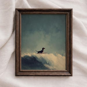 Puede incluir: Una lámina de arte enmarcada que muestra a un perro salchicha de pelo oscuro sobre una tabla de surf en la cresta de una gran ola. La pintura utiliza una paleta de colores apagados de azules profundos, grises y blancos crema para un paisaje marino.