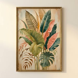 Puede incluir: Una impresión de arte mural vertical enmarcada que presenta un arreglo botánico de varias hojas tropicales en tonos verde oscuro, rosa suave y beige apagado. La composición incluye hojas grandes de monstera y tipo palma.