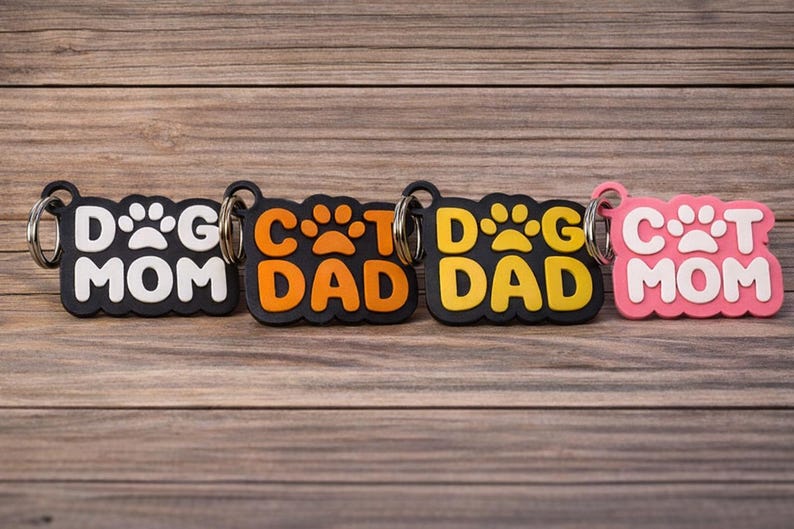 Dog Mom / Dog Dad / Cat Mom / Cat Dad Schlüsselanhänger – Farbe frei wählbar – 3D gedruckt – Geschenk für Tierliebhaber bild 1