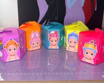 Decoração personalizada para festa do bebê Sonny: caixas de lembrancinhas e centros de mesa.