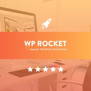Könnte beinhalten: Ein orange-gelber Farbverlaufshintergrund mit dem Text „WP ROCKET“ und „Superior WordPress Performance“. Ein weißes Raketen-Symbol ist vorhanden. Ein Schreibtisch mit Computer, Tablet und fünf weißen Sternen im Vordergrund.
