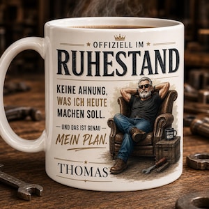 Könnte beinhalten: Weißer Keramikbecher mit Henkel, mit dem Text "OFFIZIELL IM RUHESTAND" und einer Grafik eines Mannes, der sich in einem Sessel entspannt. Zusätzlicher Text enthält "KEINE AHNUNG, WAS ICH HEUTE MACHEN SOLL. - UND DAS IST GENAU - MEIN PLAN." und den Namen "THOMAS."