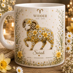 Könnte beinhalten: Ein weißer Keramikbecher mit einer zentralen Illustration eines Widders aus gelben und weißen Blumen. Über dem Widder steht der Text WIDDER 21.03. - 20.04. Unter dem Widder steht der Name Sarah, gefolgt von den Wörtern MUTIG, ENTSCHLOSSEN, ENERGISCH.
