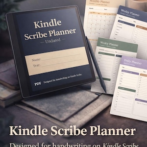 Könnte beinhalten: Ein Kindle Scribe Planer mit 600 Seiten, für Handschrift entworfen. Das Bild zeigt das Tablet mit dem Text "Kindle Scribe Planner - Undated" und mehrere Planerseiten, darunter monatliche, wöchentliche und tägliche Layouts. Ein Stift ist ebenfalls vorhanden.