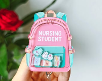 Porta-crachá retrátil para estudante de enfermagem, ideal para mochila ou como presente de volta às aulas.