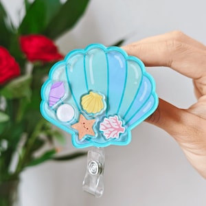 Portabadge a forma di conchiglia, distintivo estivo, grazioso portabadge da spiaggia, portabadge per infermiere costiero, regalo per amanti delle conchiglie