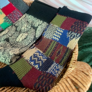 Färgglada lapptäcksmönster i bomull, geometriska mönstrade strumpor i vintage-stil med harajukumönster, retro konstnärliga färgblocks-mysiga strumpor i present