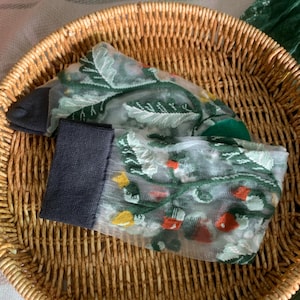 Puede incluir: Un letrero de madera rústico con el texto "Welcome to our home" en letras blancas. El letrero presenta un acabado envejecido y un diseño sencillo y acogedor, ideal para la decoración de la puerta principal.