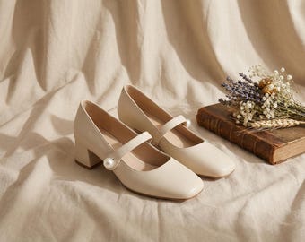 Mary Janes color crema con tacón de bloque, zapatos de punta cuadrada con perlas, tacones beige para boda, zapatos de novia, zapatos minimalistas vintage, tacones cómodos para la oficina.