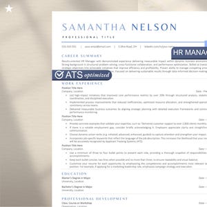 Könnte beinhalten: Eine professionelle Lebenslaufvorlage mit dem Namen "Samantha Nelson" und der Berufsbezeichnung "HR Manager". Das Dokument enthält Abschnitte für den beruflichen Werdegang, die Berufserfahrung und die Ausbildung. Auf der rechten Seite liegt ein Stift. Der Text "ATS optimized" ist sichtbar.