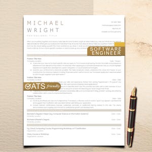 Può includere: Un modello di curriculum vitae bianco con il nome "Michael Wright" e il titolo "Software Engineer". Una penna con dettagli dorati è accanto al documento. Il curriculum include sezioni per esperienza, istruzione e competenze.