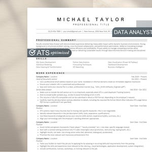 Może przedstawiać: Rustykalny drewniany szyld z napisem "Welcome to our home" w białych literach. Szyld ma postarzaną powierzchnię i prosty, zachęcający design, idealny na ganek lub do wejścia.