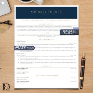 Puede incluir: Una plantilla de currículum vitae profesional con un encabezado azul marino con el nombre "MICHAEL TURNER, BUSINESS ANALYST". El currículum incluye secciones para el resumen profesional, habilidades, experiencia laboral, educación y desarrollo profesional. Un bolígrafo negro y dorado descansa a la derecha.