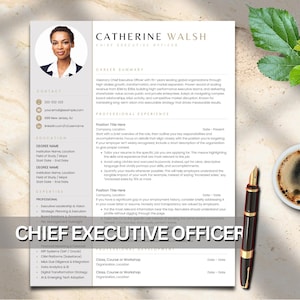 Puede incluir: Una plantilla de currículum vitae profesional para Catherine Walsh, Chief Executive Officer. El currículum incluye secciones para información de contacto, educación, experiencia profesional y experiencia. Una taza de café y un bolígrafo están sobre la mesa.