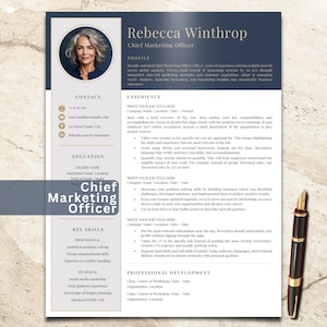 以下が含まれることがあります： Rebecca Winthrop、Chief Marketing Officerと記されたダークブルーのヘッダーを持つプロフェッショナルな履歴書テンプレート。円形の顔写真、連絡先、学歴、スキルセクションが含まれ、万年筆が添えられています。