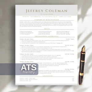 Könnte beinhalten: Eine professionelle Lebenslaufvorlage für einen IT-Direktor namens Jeffrey Coleman mit einem klaren weißen Layout, goldenen Akzenten, strukturierten Abschnitten und einem dunkelblauen Overlay mit dem weißen Text ATS friendly.