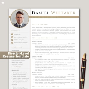 Könnte beinhalten: Director-Level-Lebenslaufvorlage mit einem Foto eines Mannes im Anzug. Der Lebenslauf ist beige und weiß mit schwarzem Text. Ein goldener und schwarzer Stift befindet sich auf der rechten Seite des Lebenslaufs.