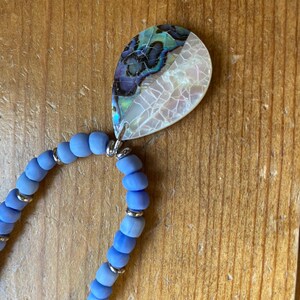 Colgante de cuentas azul cielo de cristal de Java con abulón y nácar