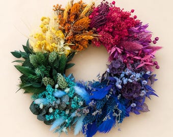 Ghirlanda di fiori secchi arcobaleno | Decorazione murale colorata per la casa | Vivace e naturale | Legata a mano su una base di paglia