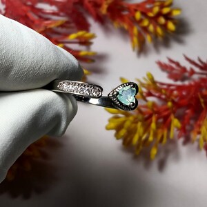 Anillo triangular estilo ópalo chapado en rodio, banda abierta de circonita cúbica, joyería minimalista en tono plateado.