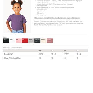 Może przedstawiać: Fioletowa koszulka dla malucha, noszona przez małe dziecko. Koszulka dostępna jest w r&oacute;żnych kolorach, w tym czarnym, białym, r&oacute;żowym i czerwonym. Podane są wymiary długości ciała i szerokości klatki piersiowej w cm.