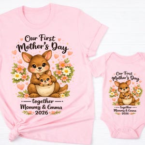 Może przedstawiać: Biały ceramiczny kubek z czarnym uchwytem i napisem "But First, Coffee" pogrubioną czcionką. Kubek ma prawdopodobnie 325 ml, idealny na poranny nap&oacute;j.