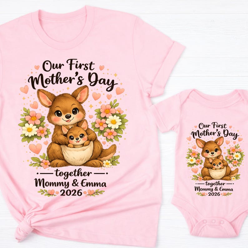 Może przedstawiać: Biały ceramiczny kubek z czarnym uchwytem i napisem "But First, Coffee" pogrubioną czcionką. Kubek ma prawdopodobnie 325 ml, idealny na poranny nap&oacute;j.