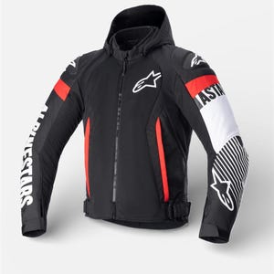 Pode incluir: Casaco de motociclismo preto com capuz, detalhes vermelhos e brancos, e o nome da marca "Alpinestars" em branco nas mangas. Apresenta fecho de correr e logótipo no peito.