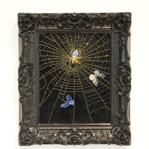 Bordado de telaraña enmarcado – Araña de cuarzo opalino, hilo dorado, arte mural gótico