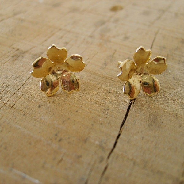 Mooie kleine bloemen goud hengsten oorbellen, handgemaakte (goud vergulde 24K), gouden stud oorbellen