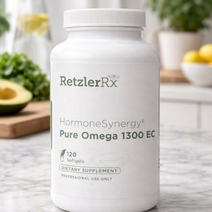 K&ouml;nnte beinhalten: Eine wei&szlig;e Plastikflasche des Nahrungserg&auml;nzungsmittels "RetzlerRx", "HormoneSynergy Pure Omega 1300 EC", mit 120 Softgels. Das Etikett weist auch "Nahrungserg&auml;nzungsmittel" und "Nur f&uuml;r den professionellen Gebrauch" aus. Die Flasche steht auf einer Marmoroberfl&auml;che.