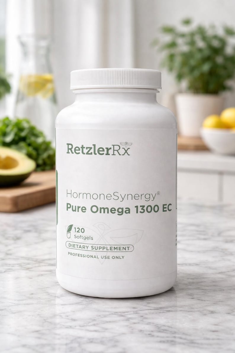 K&ouml;nnte beinhalten: Eine wei&szlig;e Plastikflasche des Nahrungserg&auml;nzungsmittels "RetzlerRx", "HormoneSynergy Pure Omega 1300 EC", mit 120 Softgels. Das Etikett weist auch "Nahrungserg&auml;nzungsmittel" und "Nur f&uuml;r den professionellen Gebrauch" aus. Die Flasche steht auf einer Marmoroberfl&auml;che.