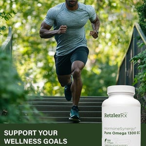 K&ouml;nnte beinhalten: Ein Mann rennt eine Au&szlig;entreppe hinauf, bekleidet mit einem grauen T-Shirt und schwarzen Shorts. Eine wei&szlig;e Flasche des Nahrungserg&auml;nzungsmittels RetzlerRx HormoneSynergy Pure Omega 1300 EC ist im Vordergrund. Text: Unterst&uuml;tzen Sie Ihre Wellness-Ziele.