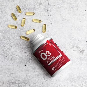 K&ouml;nnte beinhalten: Eine wei&szlig;e Flasche mit einem roten Etikett, das Omega-3-Fisch&ouml;l-Kapseln enth&auml;lt. Das Etikett zeigt den Text "O3 Fish Oil" und "1400 mg". Mehrere gelbe Kapseln sind um die Flasche herum auf einer grauen Oberfl&auml;che verstreut. Die Flasche enth&auml;lt 60 Kapseln.