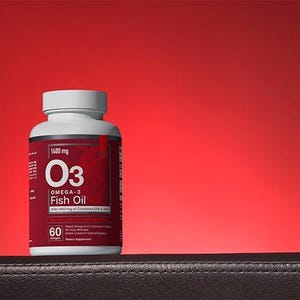 K&ouml;nnte beinhalten: Eine wei&szlig;e Flasche mit Omega-3-Fisch&ouml;l-Nahrungserg&auml;nzungsmitteln mit rotem Etikett. Das Etikett tr&auml;gt die Aufschrift "O3" und "1400 mg". Die Flasche enth&auml;lt 60 Softgels und steht vor einem roten Farbverlauf.