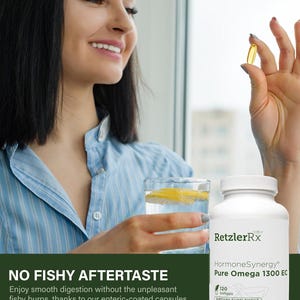 K&ouml;nnte beinhalten: Eine Frau h&auml;lt eine gelbe Weichkapsel, mit einer wei&szlig;en Flasche RetzlerRx HormoneSynergy Pure Omega 1300 EC Nahrungserg&auml;nzungsmittel. Das Bild enth&auml;lt den Text "NO FISHY AFTERTASTE".