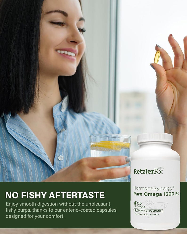 K&ouml;nnte beinhalten: Eine Frau h&auml;lt eine gelbe Weichkapsel, mit einer wei&szlig;en Flasche RetzlerRx HormoneSynergy Pure Omega 1300 EC Nahrungserg&auml;nzungsmittel. Das Bild enth&auml;lt den Text "NO FISHY AFTERTASTE".
