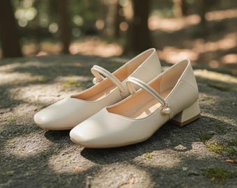 Mary Jane francesi fatte a mano, tacchi a blocco in pelle color crema con perle, ballerine con punta quadrata dal design originale, scarpe da sposa chic, regalo per le sue scarpe