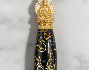 Colgante de laca oriental hecho a mano: Buda de oro de 18 quilates, diamantes y arte cultural.