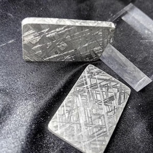 Colgante amuleto de seguridad de meteorito Muonionalusta / Losa de meteorito de hierro de 41x30x4 mm / Patrón Widmanstätten / Material para hacer anillos / Collar