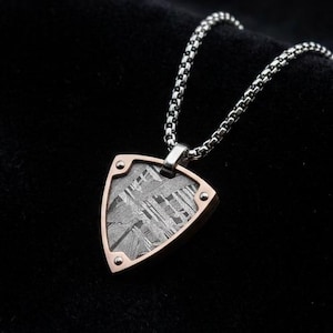 Collar con colgante de meteorito de hierro / Diseño Widmanstätten, joyería celestial (28×24×4 mm)