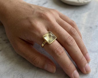 Anillo de cristal del desierto libio, anillo llamativo de tetraedro piramidal, cristal de impacto de meteorito, tectita champán, plata 925 tono dorado, ajustable