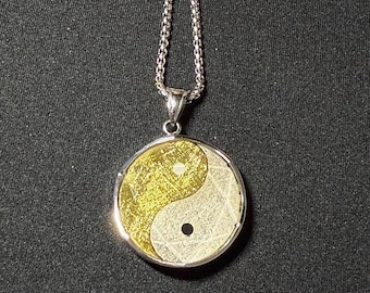 Colgante de meteorito Yin-Yang Muonionalusta/Colgante de meteorito de hierro Muonionalusta con cadena, caja de regalo y certificado de autenticidad.