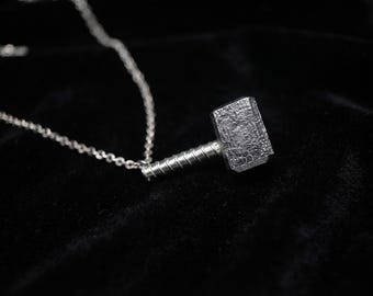 Thorhammer-Meteoritenanhänger – Versilberter Eisenmeteorit – Anhänger + 58 cm Kette – Zertifikat & Geschenkbox inklusive