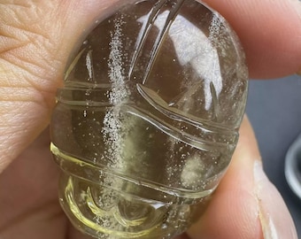 Scarabée de verre du désert libyen en pierre de palmier (petit ornement à main) | Amulette égyptienne fabriquée à la main pour la protection et la renaissance