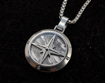 Halskettenanhänger aus Eisenmeteorit | Widmanstätten-Muster | 30 × 22 × 3,5 mm | Handgefertigte Halskette aus Weltraum-Eisen | Einzigartiges himmlisches Geschenk | Kompass-Anhänger