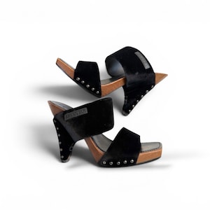 Chanel vintage, terciopelo negro, mules de plataforma de madera.